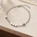 Primo piano dettagliato del bracciale argentato a doppio strato con ciondoli cubici. - Stile Blocco Quadrato (2302BJ20195SL)