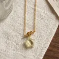 Goldene Kette mit Sternkristall Anhänger Detailansicht zeigt filigranes Edelsteindesign. - Zitronenquarz Stern