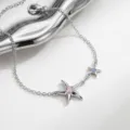 Primo piano di un braccialetto con catena a stella Marina argento con dettagli in cristallo. - Stile Stella Marina Rosa Blu (2302BK16855SL)