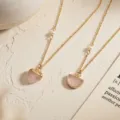 Collana con ciondolo in quarzo rosa naturale con catena dorata e perle vista dettagli donna. - Collane in quarzo rosa a cuore