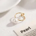 Anello perla acqua dolce oro elegante minimalista gioiello delicato anello accessorio - Anello Aperto con Singola Perla Artificiale (1910ZJ04406JZ)