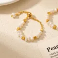 Bague en perles d'eau douce avec des perles métalliques dorées et chaîne réglable chic. - Bague Réglable à Cordon Perle Artificielle