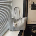 Sac cabas gris grande capacité sac à épaule décontracté sac à main élégant avec pendentif - Argent