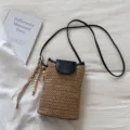 Bolso de hombro pequeño de paja tejida para mujer moda casual bolso de mano elegante y chic - Negro Con Colgante