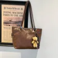 Große braune PU-Leder-Tasche, einfarbige minimalistische Schultertasche für Damen. - Mit Anhänger / Hellbraun
