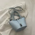Γαλάζια γυναικεία τσάντα bucket, κομψή μινιμαλιστική τσάντα ώμου από συνθετικό δέρμα. - Μπλε
