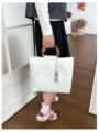 Bolso de mano blanco estilo chino con asa de bambú y elegante colgante de borla detalle - Con Colgante / Blanco