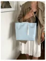 Sac à main en lin bleu clair style néo-chinois avec anses en bambou et élégant pompon blanc. - Avec Pendentif / Bleu