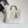 Bolso de mano blanco de jacquard estilo chino con asa de bambú y borla gris elegante. - Con Colgante / Blanco
