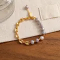 Primo piano di un bracciale con perle d'acqua dolce e maglie in metallo, design elegante. - Stile Magnetico con Perla Grigia (2009ZK08398SL)