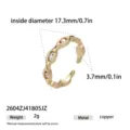 Primo piano sui dettagli dell'anello aperto in rame con pietre di zircone scintillanti. - Stile Svuotato Strass Dorato (2604ZJ41805JZ)