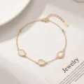 Delizioso bracciale a catena dorata con tre ciondoli in madreperla a goccia per ogni occasione. - Stile Conchiglia a Goccia