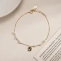 Elegante bracciale a catena dorata con perle d'acqua dolce e pendente quadrato. - Stile Piastra Quadrata Perla Naturale