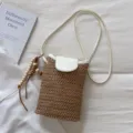 Bolso cruzado chic de paja tejida con solapa de cuero blanco y abalorio de cuentas de madera. - Blanco Con Colgante