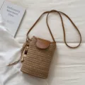 Elegante bolso cruzado tejido para mujer, bolso de hombro de cuero marrón retro con borla. - Marrón con Colgante