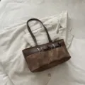Bolso de hombro vintage de ante marrón para mujer, elegante bolso de axila con hebilla metálica chic. - Marrón