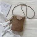 Bolso cruzado de paja tejida con solapa de cuero y borla de cuentas, bolso diario elegante. - Caqui Con Colgante