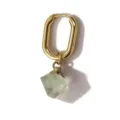 Pendientes de aro dorados con colgante de cristal verde natural, joyería elegante y chic. - Hebilla de Oreja de Fluorita Irregular / Pieza Única
