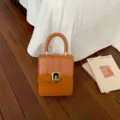 Oranje kleine vierkante crossbody tas voor vrouwen, stijlvolle kunstlederen telefoon handtas variant. - Bruin