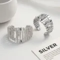 Dettaglio squisito di anello aperto in argento con filo, design di gioielli eleganti. - Avvolgimento di Perline a Mano / Oro bianco