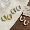 Orecchini a cerchio in metallo e smalto colorato, eleganti gioielli minimalisti per donne. - Orecchini a cerchio verdi / Verde