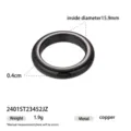 Vista dettagliata di un semplice anello in rame con diametro interno 15.9mm e larghezza 0.4cm. - Taglia 6 / Agata nera