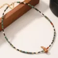 Dettaglio della collana di perline con perle turchesi e ciondolo a zucca di legno. - Collana di Perline Zucca in Legno (2603ZK41537XL)
