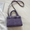 Retro lila Umhängetasche für Damen, modische PU-Leder-Handtasche mit stilvollem Gürtelschnallen-Design. - Lila Ohne Anhänger