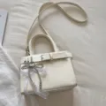 Modische weiße Umhängetasche für Damen, schicke PU Leder Handtasche mit Schleife. - Weiß Mit Anhänger