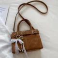 Braune Retro Damentasche, stilvolle PU Leder Achseltasche mit schöner Spitze und Perlen. - Braun mit Anhänger