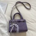 Retromode lila Damen Schultertasche mit Schleife Perlenkette und Schnalle Herbt Tasche SKU. - Lila mit Anhänger