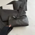 Bolso de mano tipo clutch con lazo de nube plisado para mujer, elegante y chic. - Negro