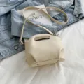 Bolso cruzado elegante de cuero suave beige con asa para un estilo diario y moderno. - Blanco Roto