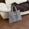 Schwarz-weiße gestreifte Segeltuch-Tragetasche, große Freizeit-Schultertasche für Damen. - Schwarz