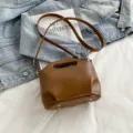 Bolso bandolera marrón de piel PU suave, bolso retro informal elegante con asa. - Marrón