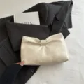 Bolso clutch plisado con lazo de nube para mujer, elegante bolso de noche de cuero - Blanco Roto