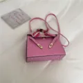 Sac a epaule texture autruche rose, sac a main de commute elegant avec foulard en soie. - Rose