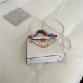 Sac à bandoulière blanc effet autruche avec poignée, foulard et serrure en métal variante - Blanc
