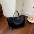 Μεγάλη μαύρη τσάντα tote για γυναίκες, κομψή μινιμαλιστική τσάντα ώμου για καθημερινή χρήση. - Μαύρο