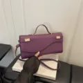 Sac bandoulière vintage en cuir PU violet élégant avec rabat incurvé et poignée chic. - Violet