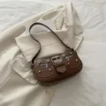 Sac à anse courte marron en cuir PU pour femme avec rivets et fermetures éclair tendance. - Marron