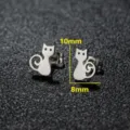 Gros plan détaillé de boucles d'oreilles clous chat en acier inoxydable avec dimensions. - Chat / Acier