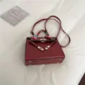 Bolso de hombro rojo con patrón de avestruz para mujer, elegante bolso cruzado chic. - Rojo