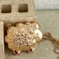 Goldene Schaf Form Metall Hartschale Umhängetasche mit Kette, süße Tier Neuheit Handtasche. - Gold