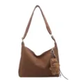 Sac à bandoulière marron pour femme, grande capacité, sac hobo chic avec charm peluche. - Avec Pendentif / Marron