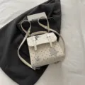 Mochila pequena blanca con lunares negros y estrellas, bolso casual para uso diario. - Blanco Sin Colgante