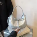Borsa a tracolla hobo metallizzata argento da donna, elegante design con coulisse a fiocco. - senza ciondolo / Argento