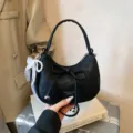 Borsa a tracolla nera alla moda con fiocco decorativo e ciondolo di perle chic. - con portachiavi / Nero