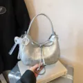Borsa a tracolla argentata alla moda da donna, design con fiocco e raffinato pizzo di perle. - con portachiavi / Argento