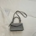 Borsa a tracolla in tweed grigio, elegante design con trama tessuta e catena in metallo. - Nero